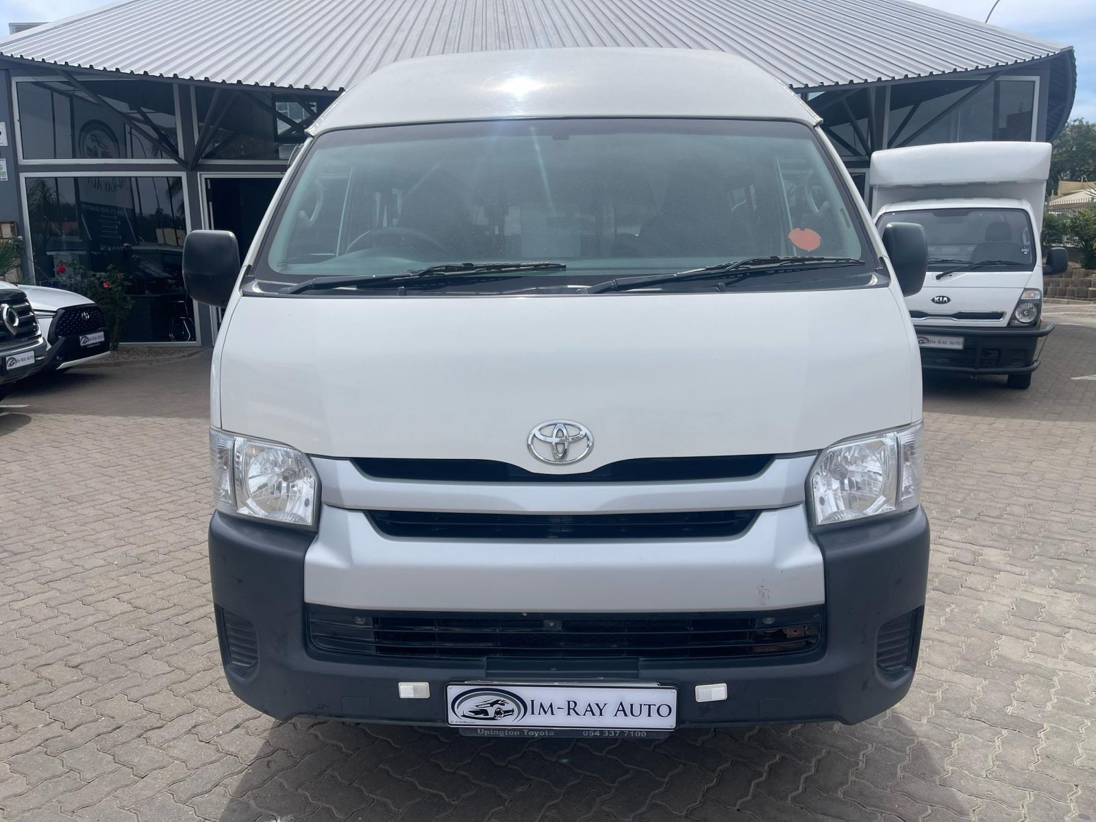 2022 Toyota HiAce photo 2