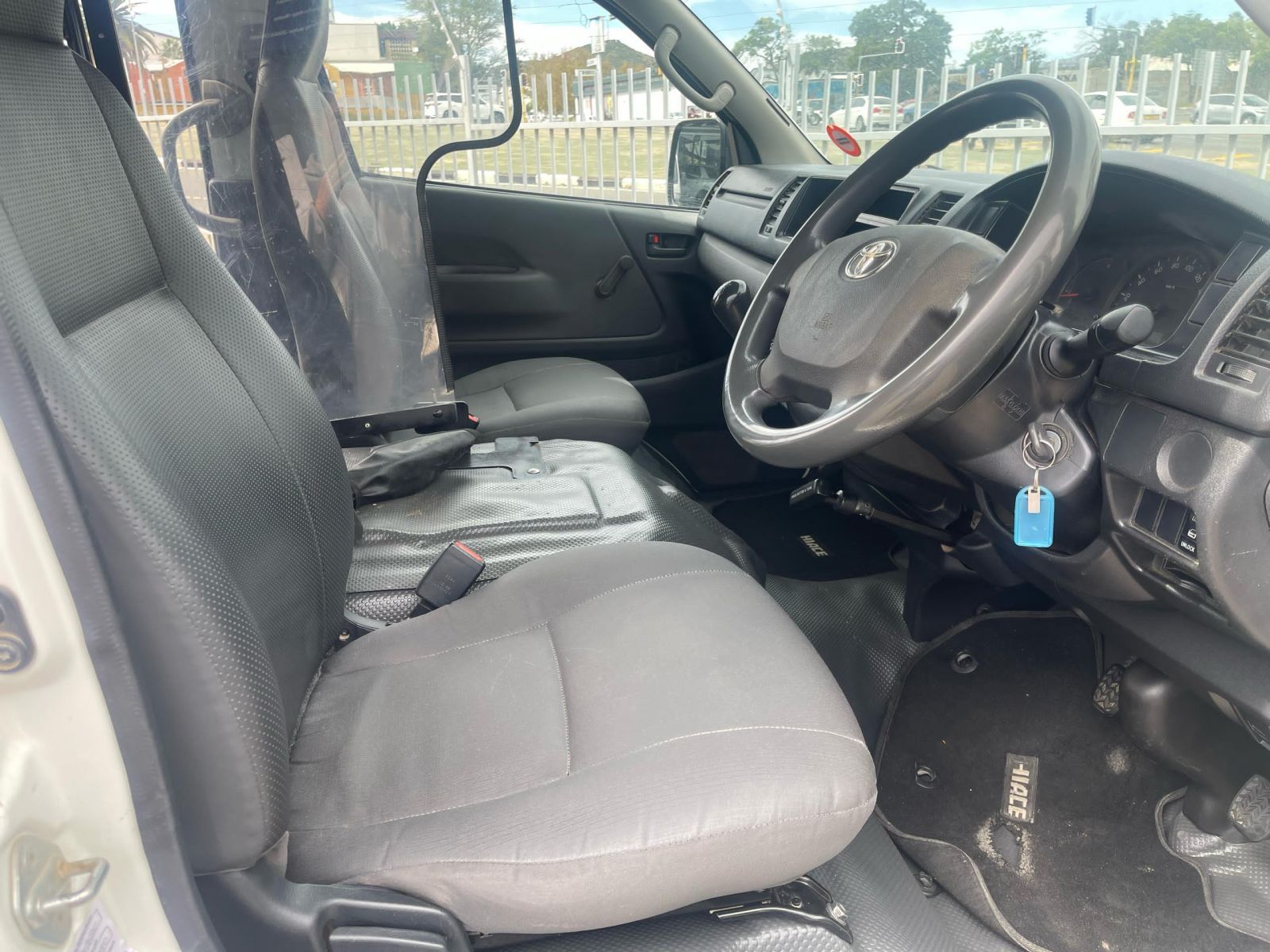 2022 Toyota HiAce photo 9
