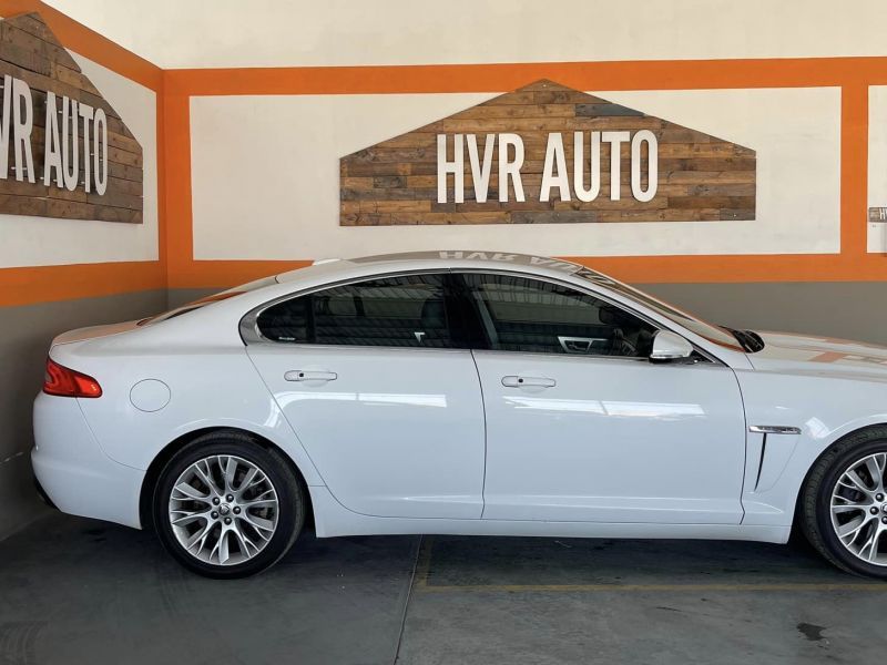 2012 Jaguar XF photo 2