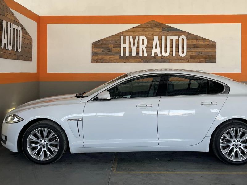 2012 Jaguar XF photo 3