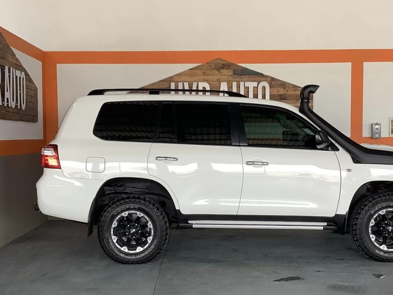 2019 Toyota Land Cruiser photo 2