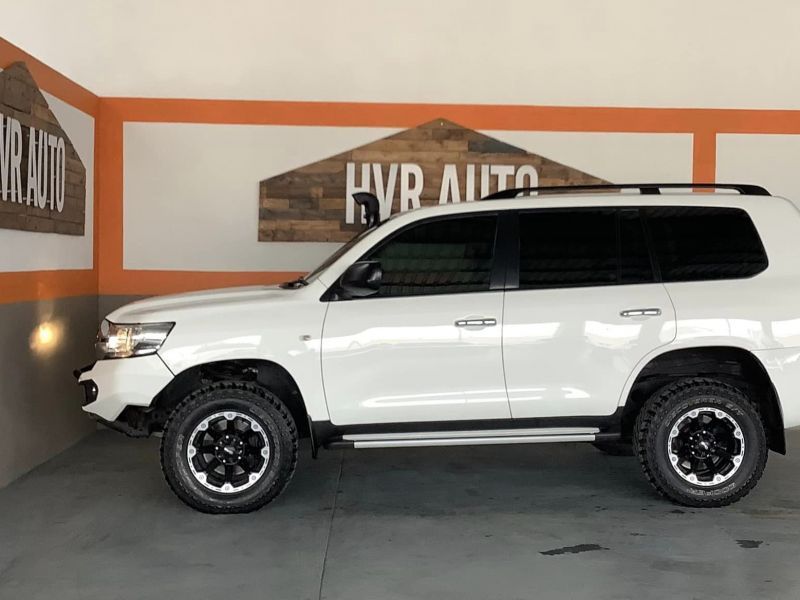 2019 Toyota Land Cruiser photo 3