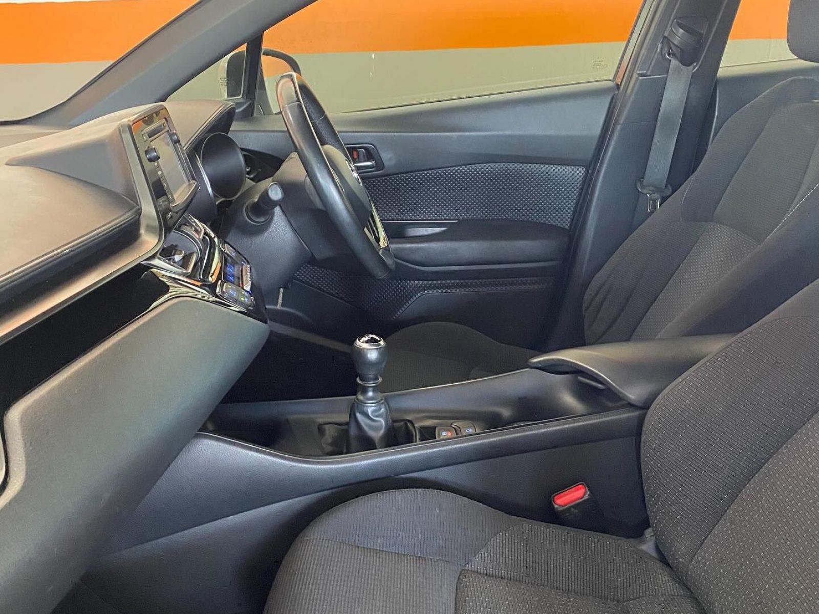 2017 Toyota C-HR photo 4