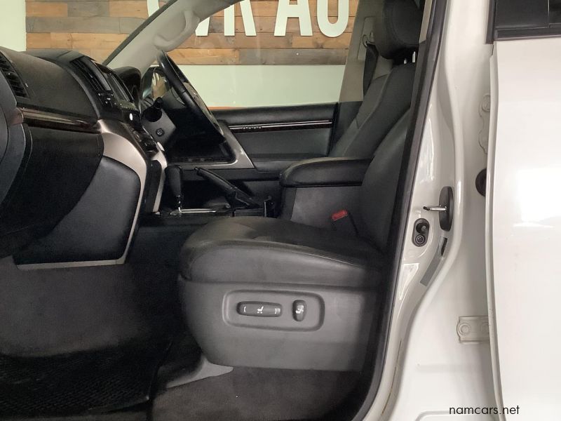 2009 Toyota Land Cruiser photo 4