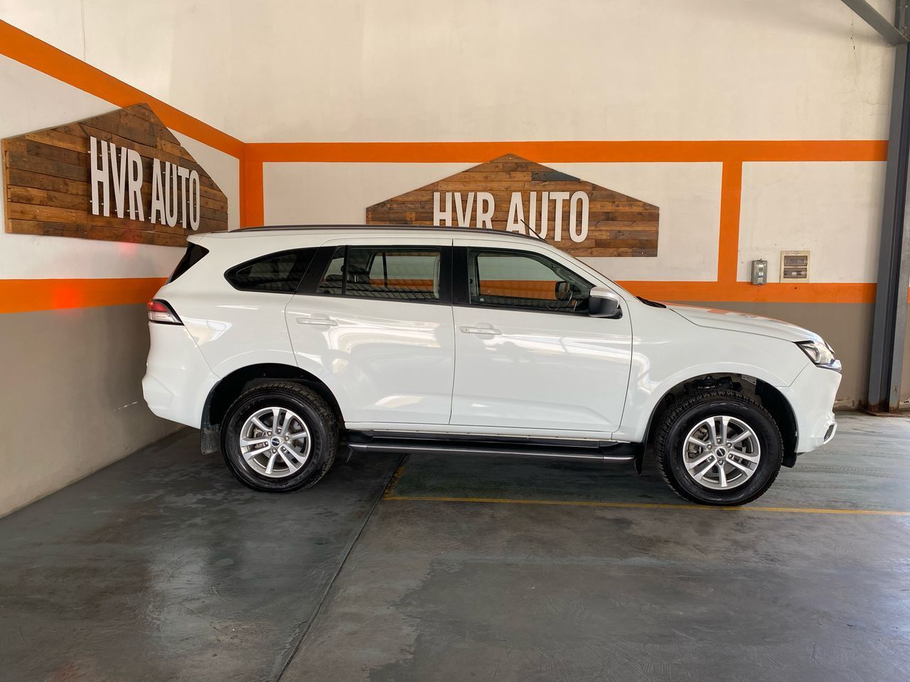 2022 Isuzu MU-X photo 2
