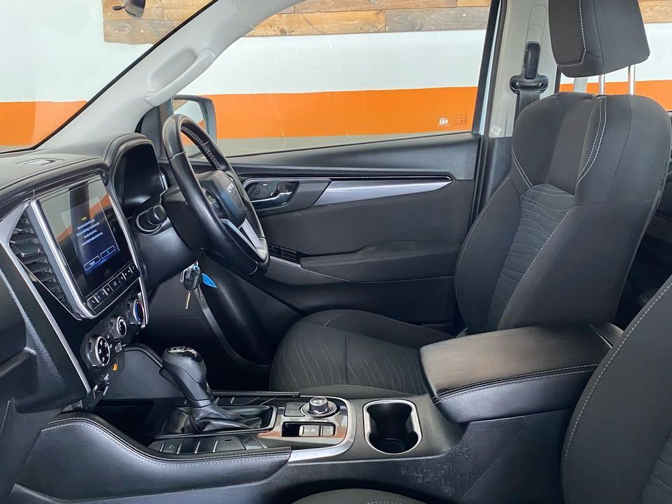 2022 Isuzu MU-X photo 4