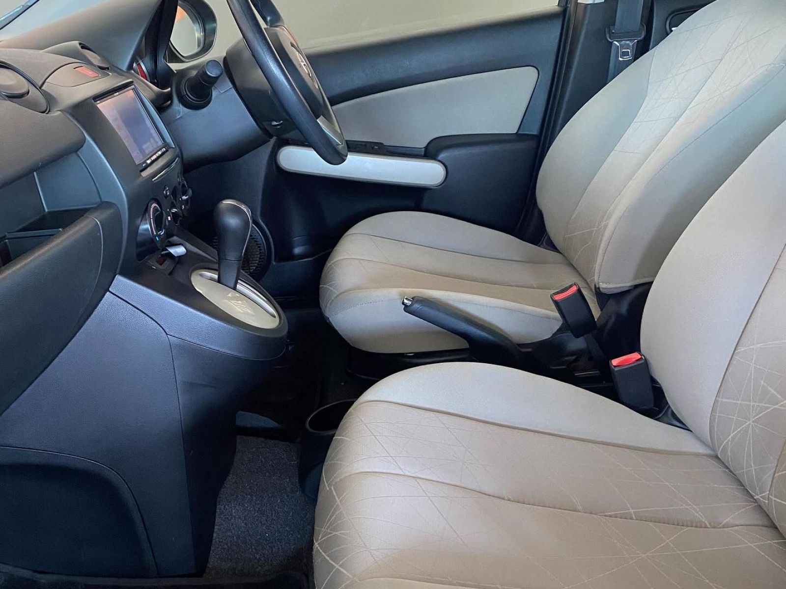 2014 Mazda Demio photo 4