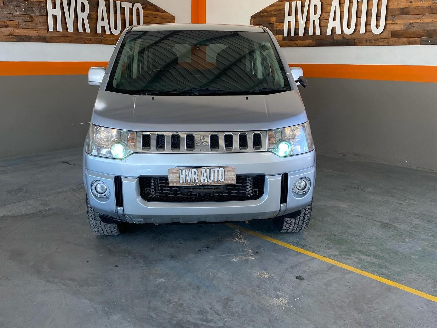 2011 Mitsubishi Delica photo 1