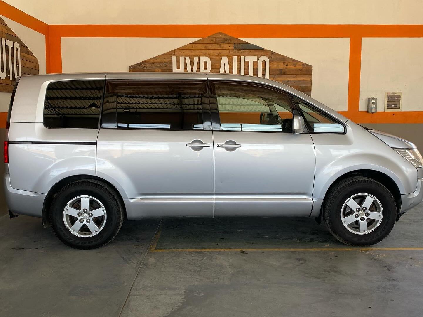 2011 Mitsubishi Delica photo 2