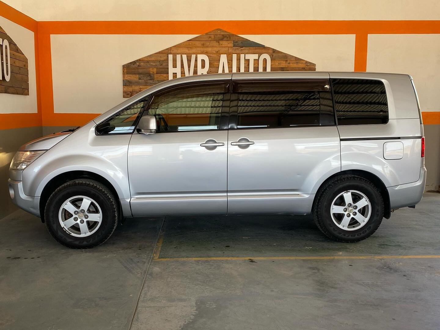 2011 Mitsubishi Delica photo 3