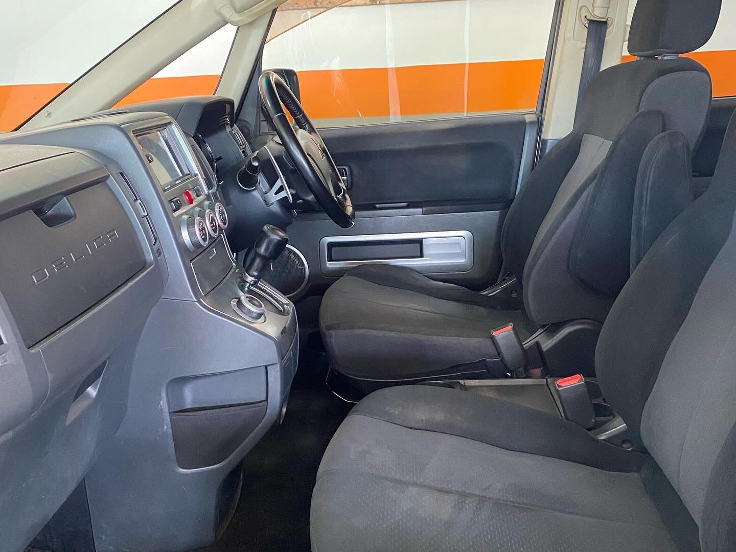 2011 Mitsubishi Delica photo 4