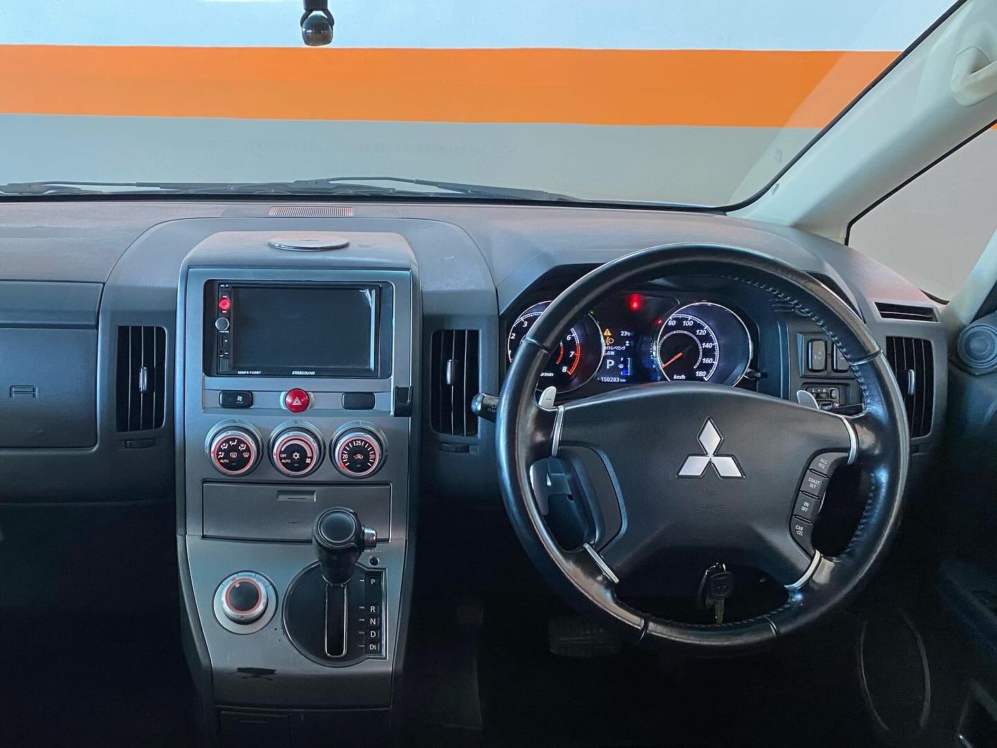 2011 Mitsubishi Delica photo 5