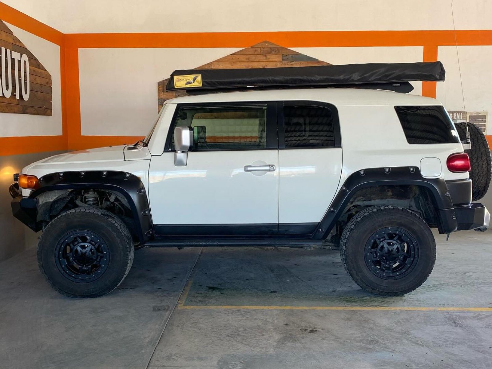 2012 Toyota Land Cruiser photo 3