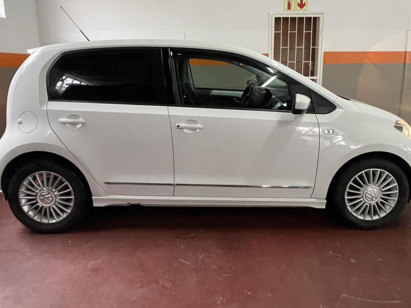 2013 Volkswagen Up photo 2