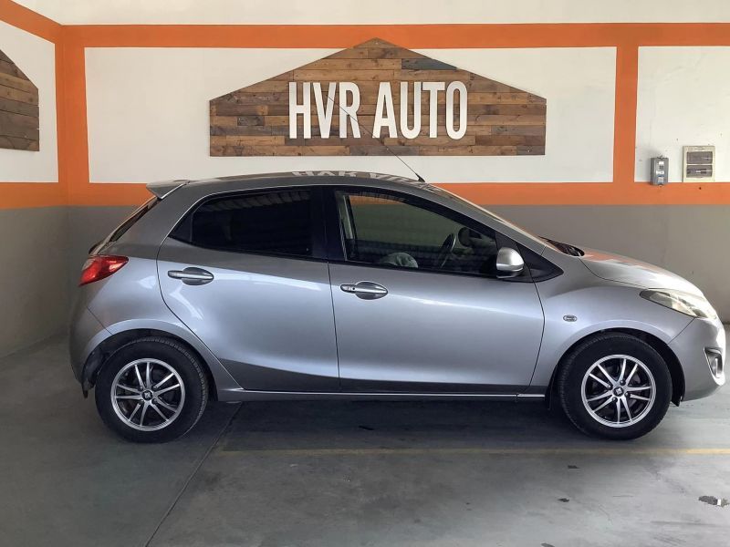 2013 Mazda Demio photo 2