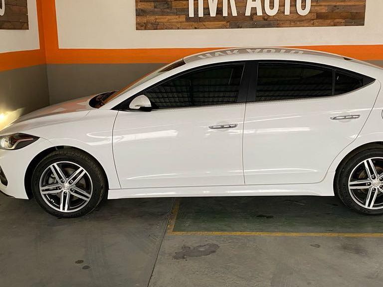 2019 Hyundai Elantra photo 3