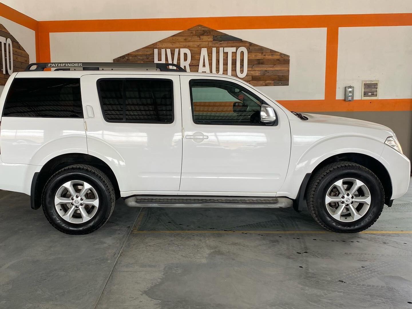 2014 Nissan Pathfinder photo 2