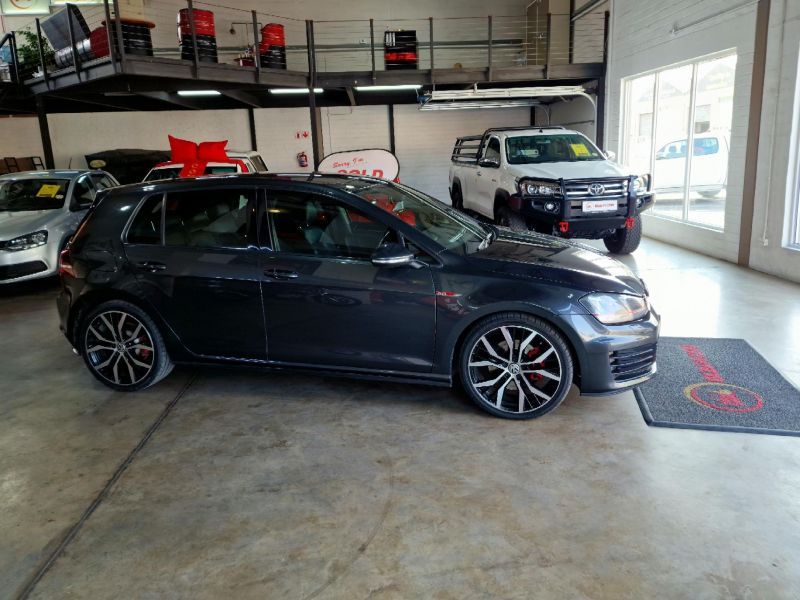 2017 Volkswagen Golf photo 1
