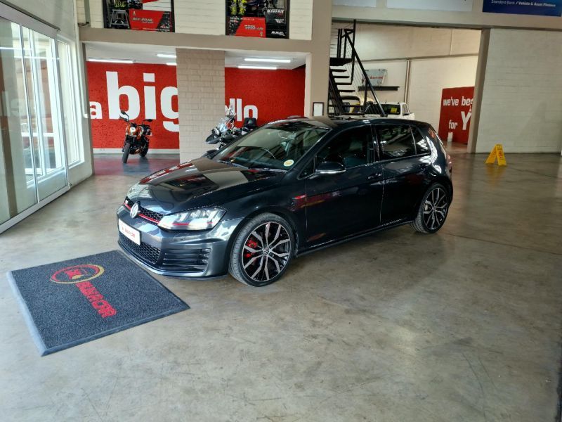 2017 Volkswagen Golf photo 3