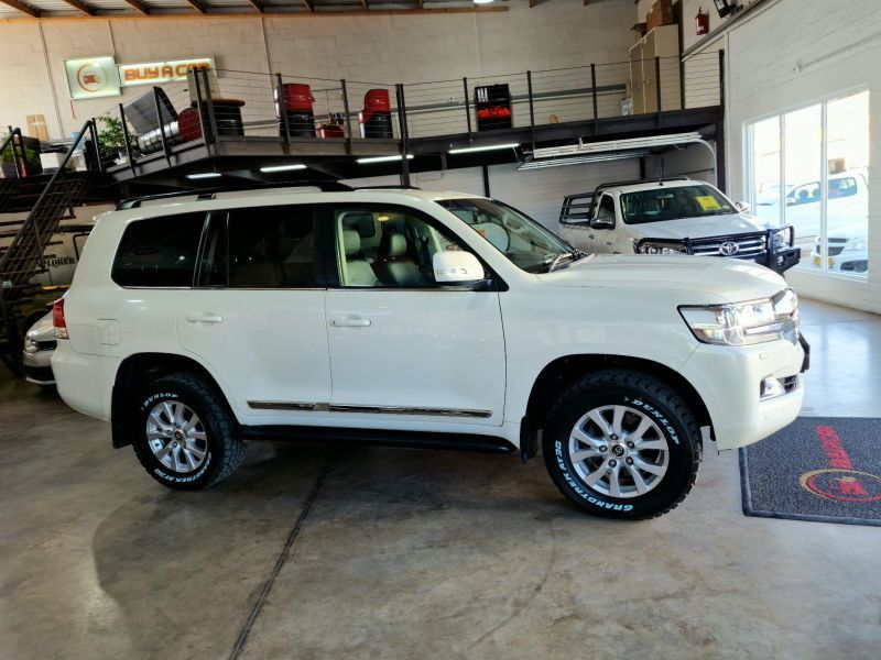 2018 Toyota Land Cruiser photo 1