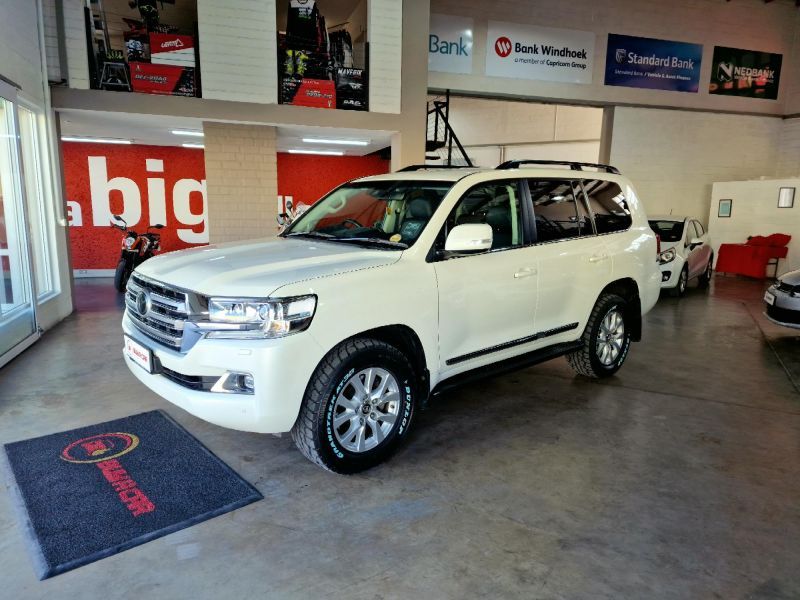 2018 Toyota Land Cruiser photo 2