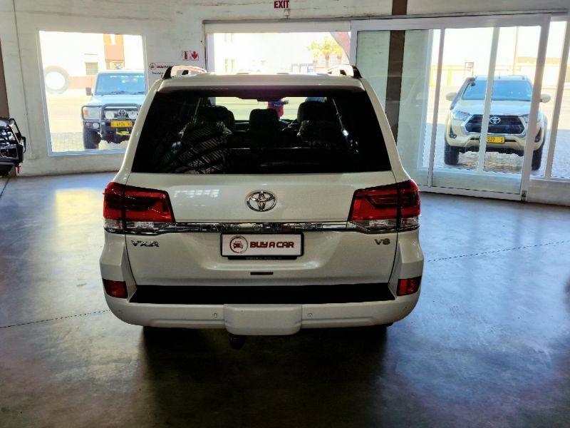 2018 Toyota Land Cruiser photo 3