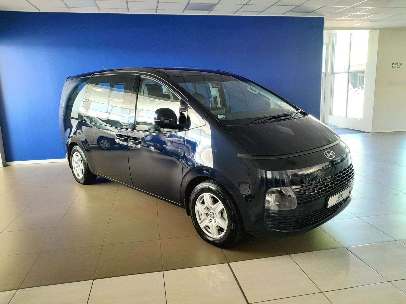 2022 Hyundai Staria photo 2