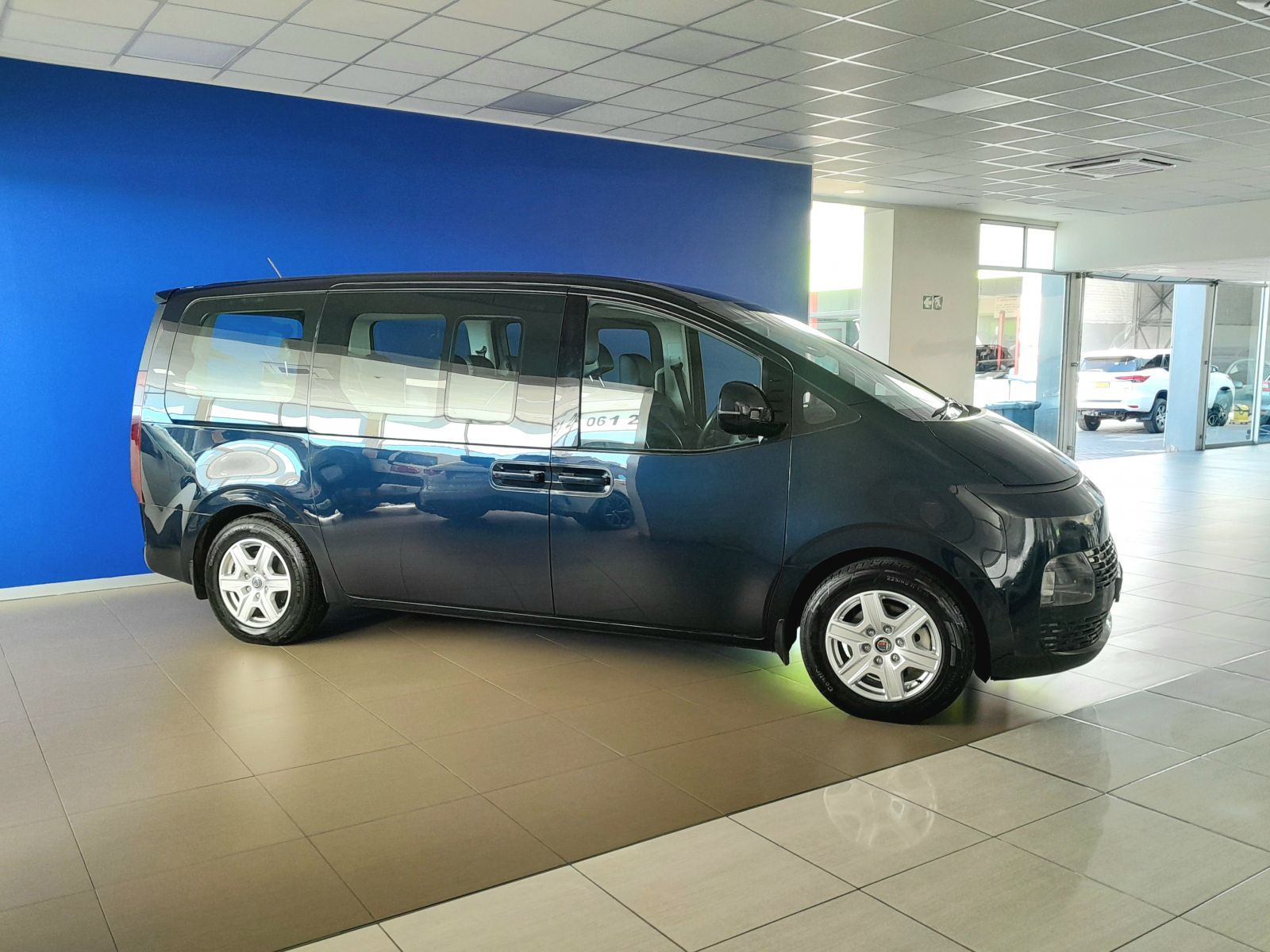 2022 Hyundai Staria photo 3