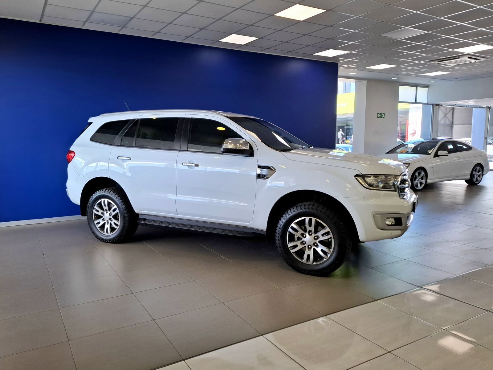 2020 Ford Everest photo 3