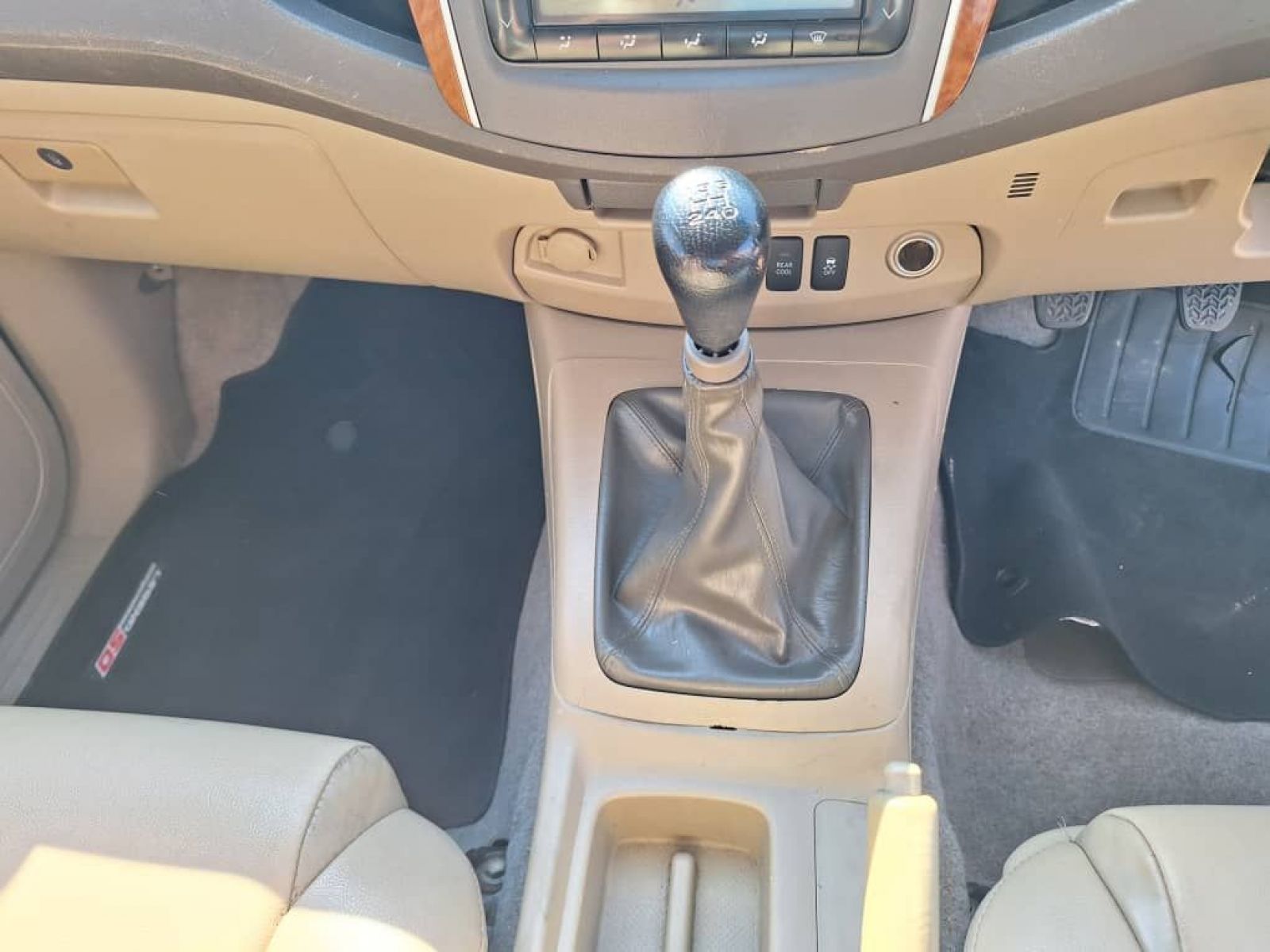 2011 Toyota Fortuner photo 15