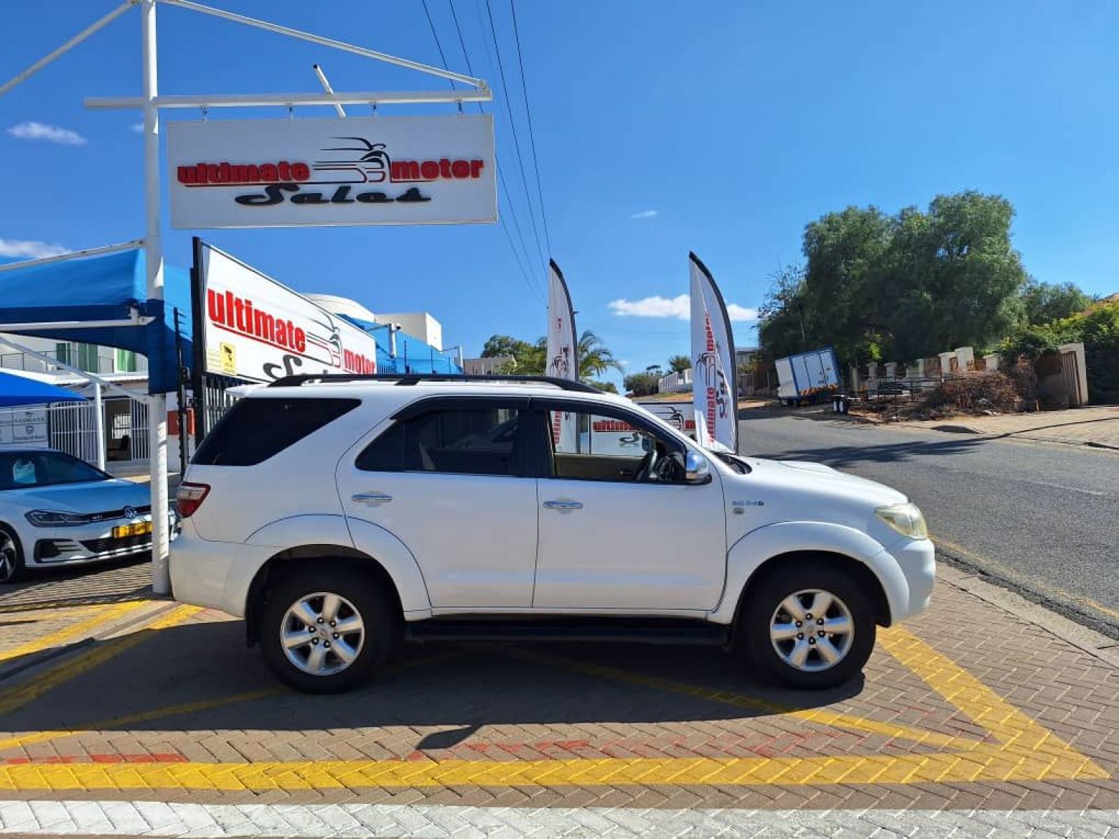 2011 Toyota Fortuner photo 2