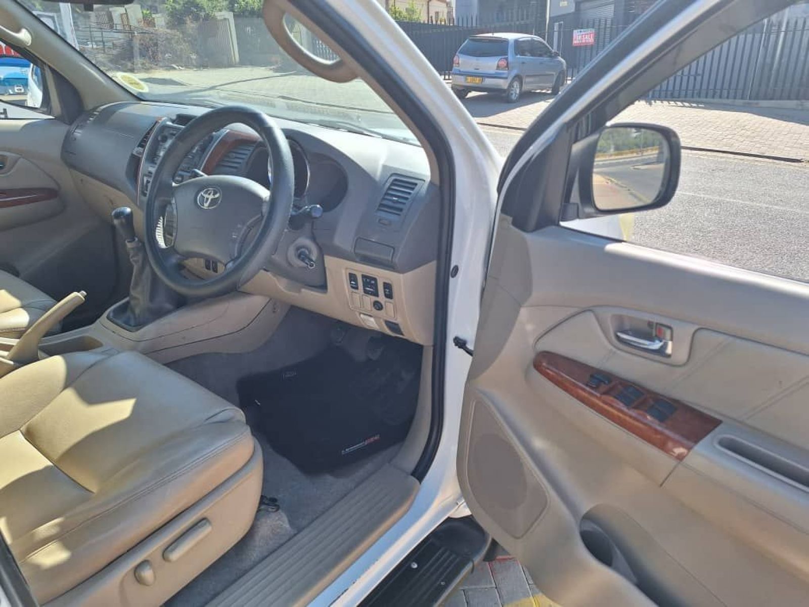2011 Toyota Fortuner photo 8