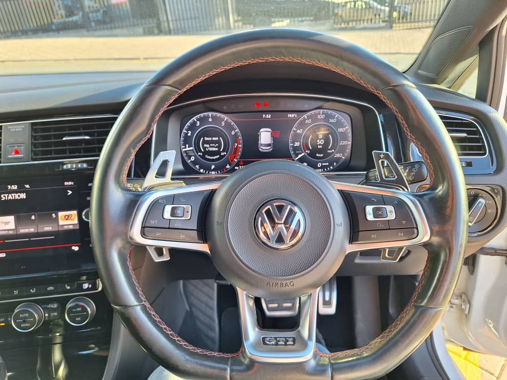 2018 Volkswagen Golf photo 18