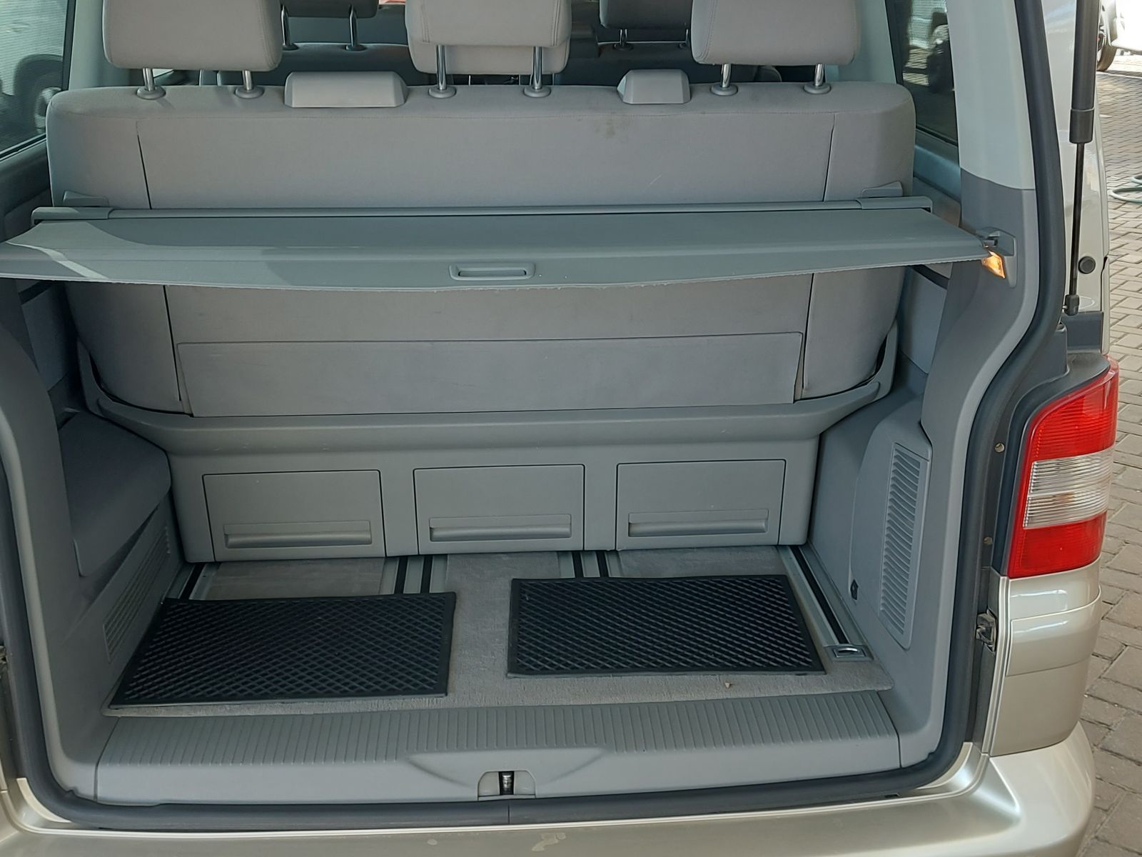 2004 Volkswagen Caravelle photo 13