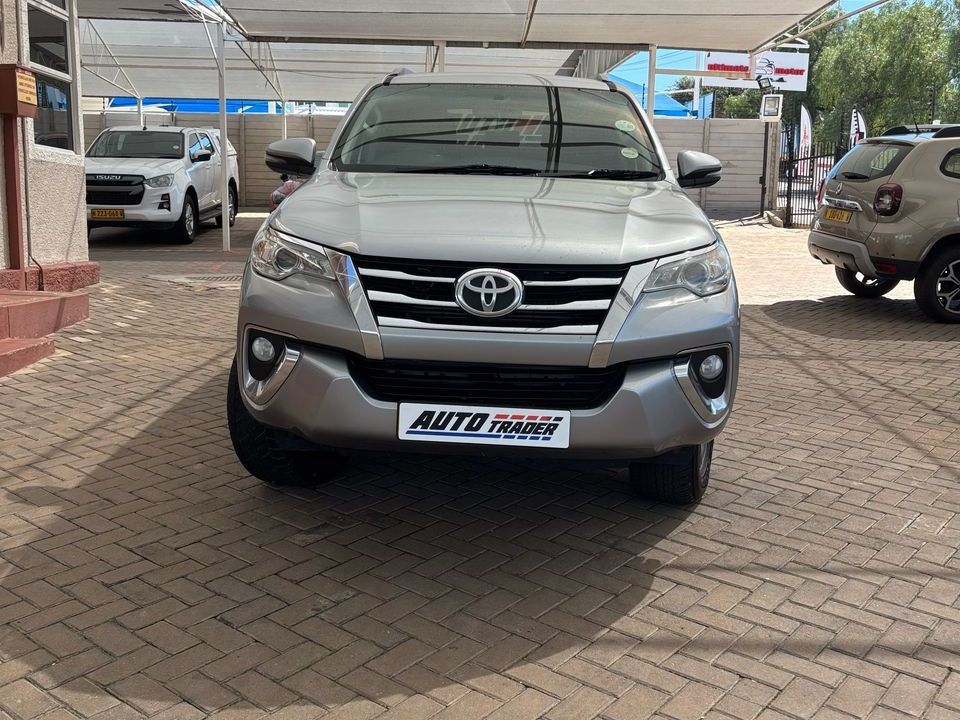 2019 Toyota Fortuner photo 2
