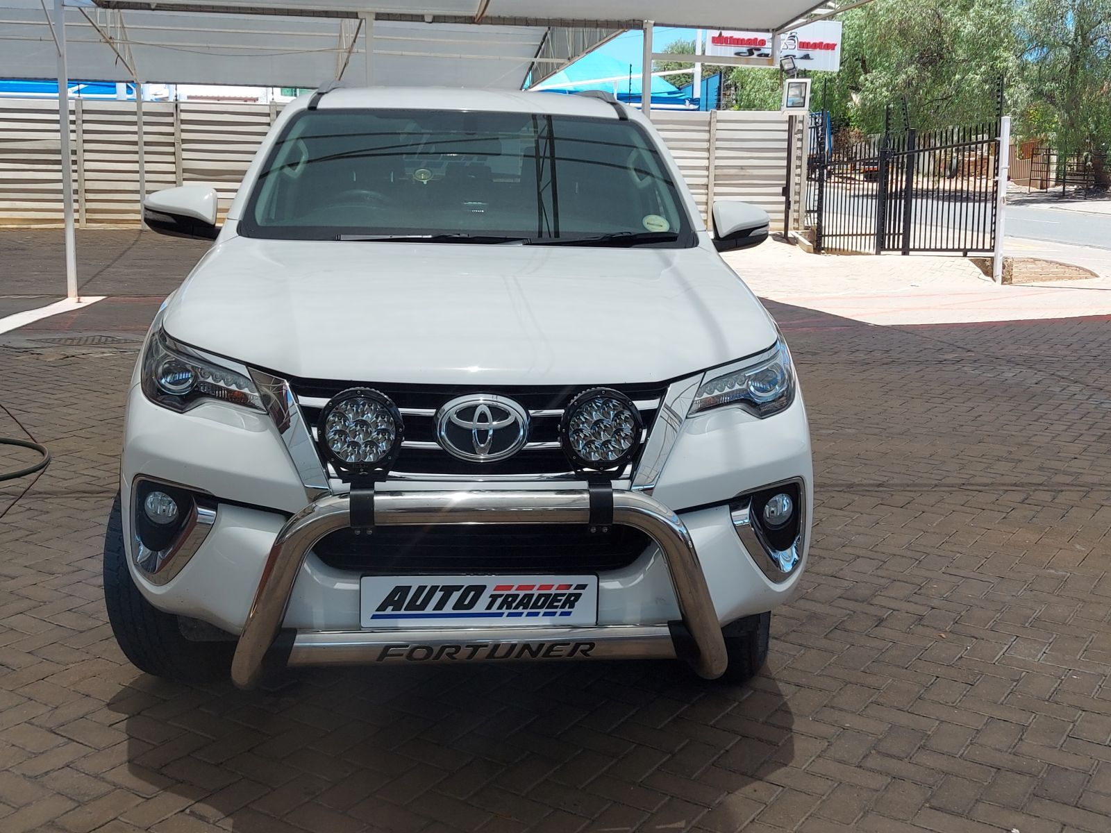 2016 Toyota Fortuner photo 2