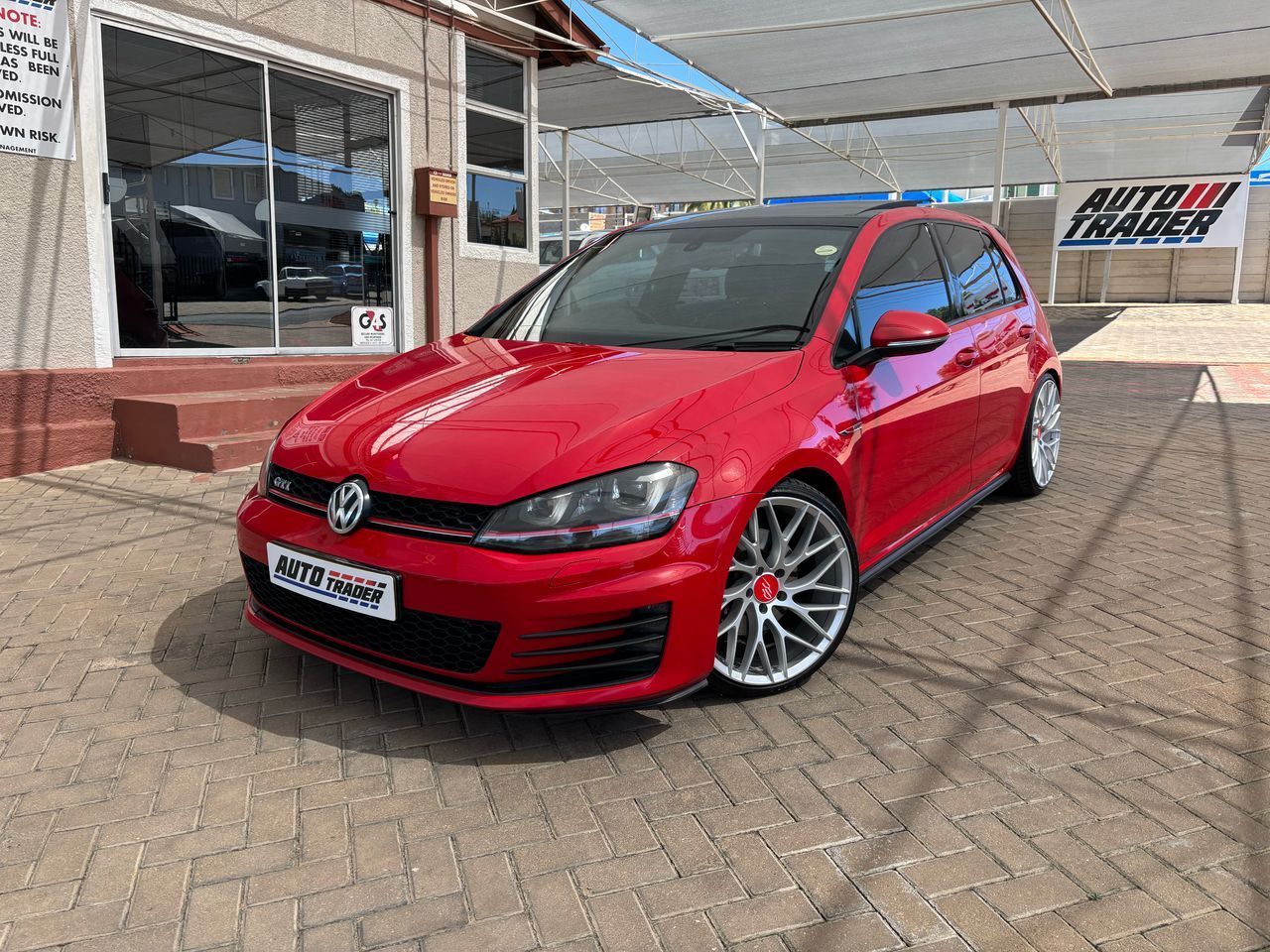2014 Volkswagen Golf photo 1