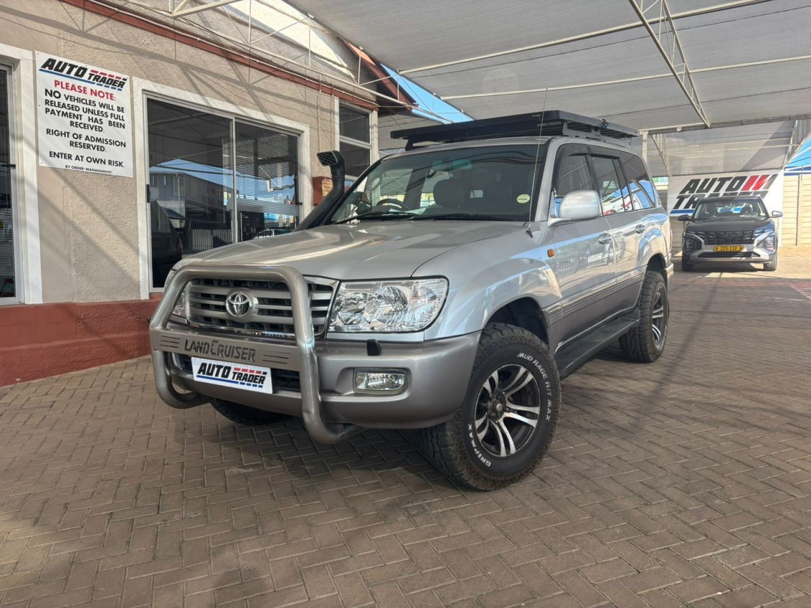 2005 Toyota Land Cruiser photo 1