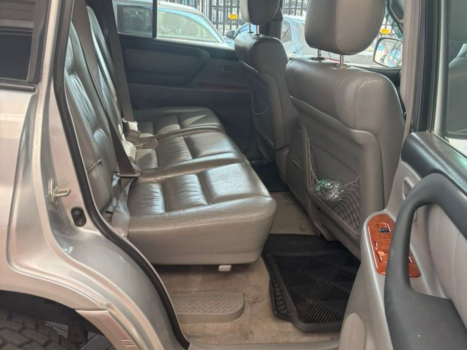 2005 Toyota Land Cruiser photo 12