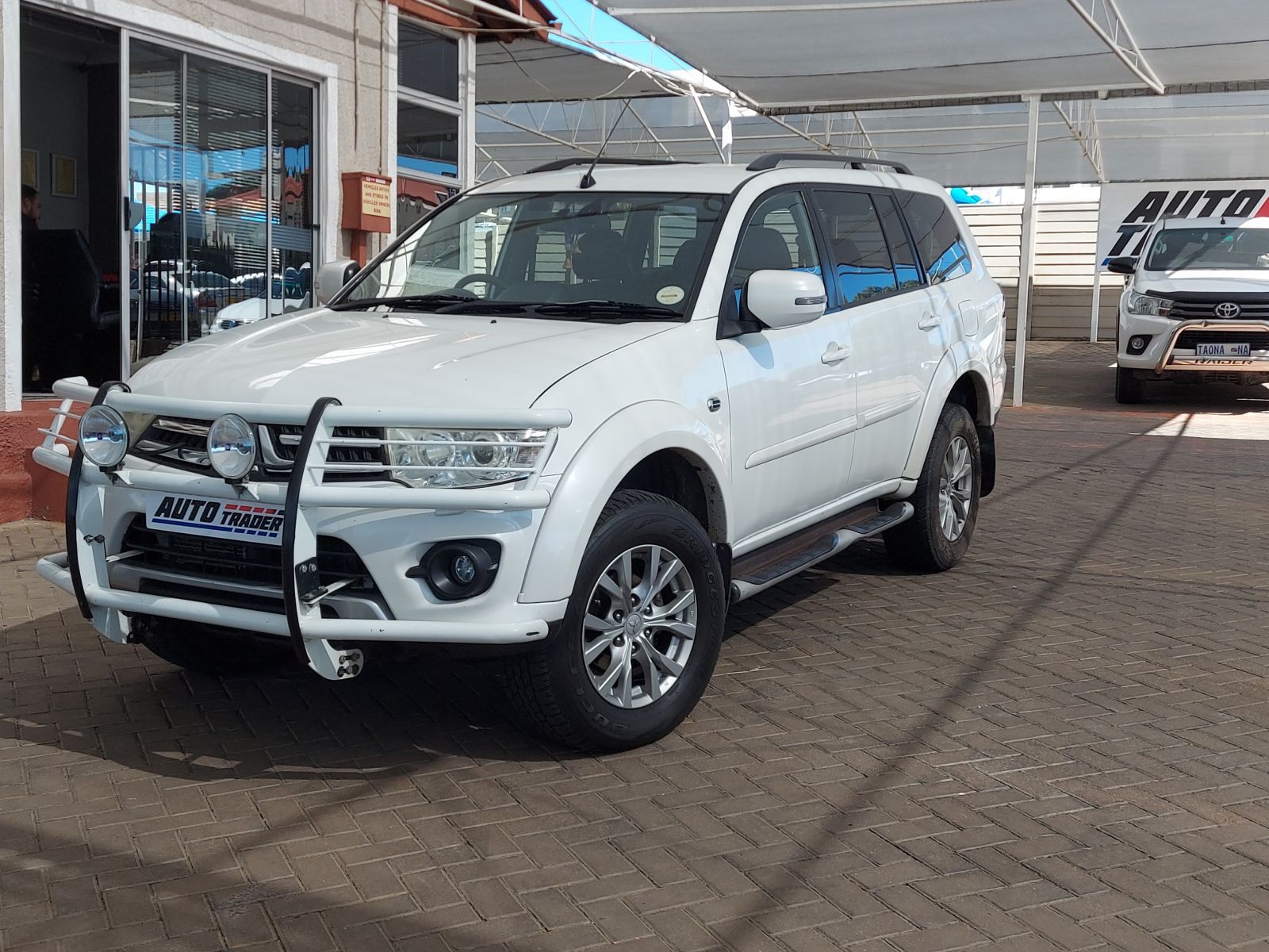 2014 Mitsubishi Pajero photo 1
