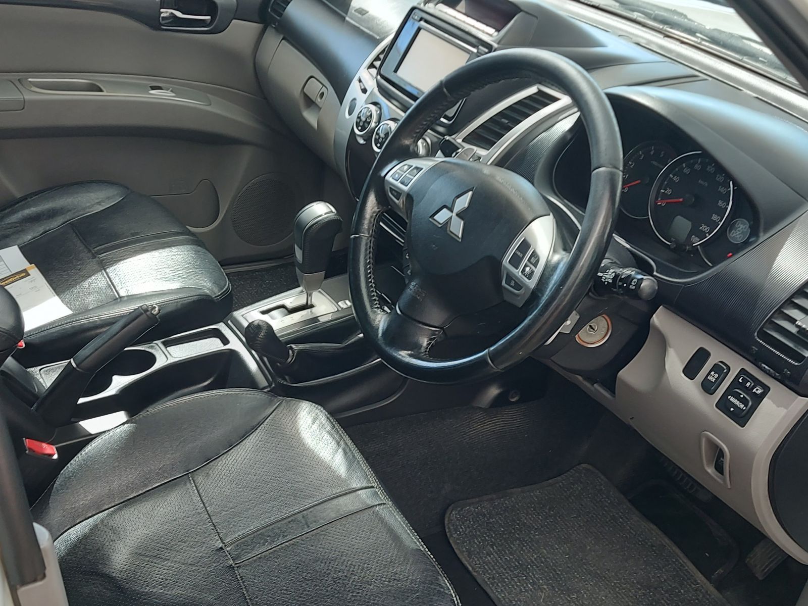 2014 Mitsubishi Pajero photo 11