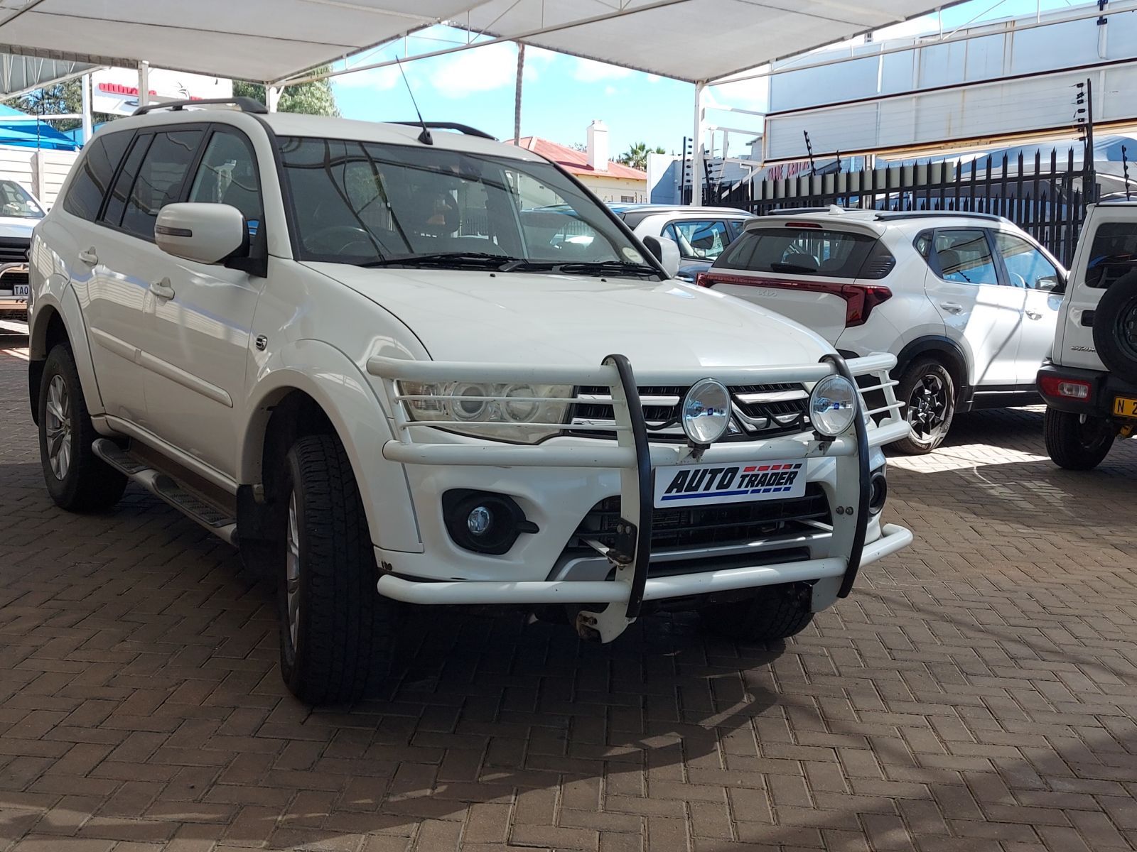 2014 Mitsubishi Pajero photo 3