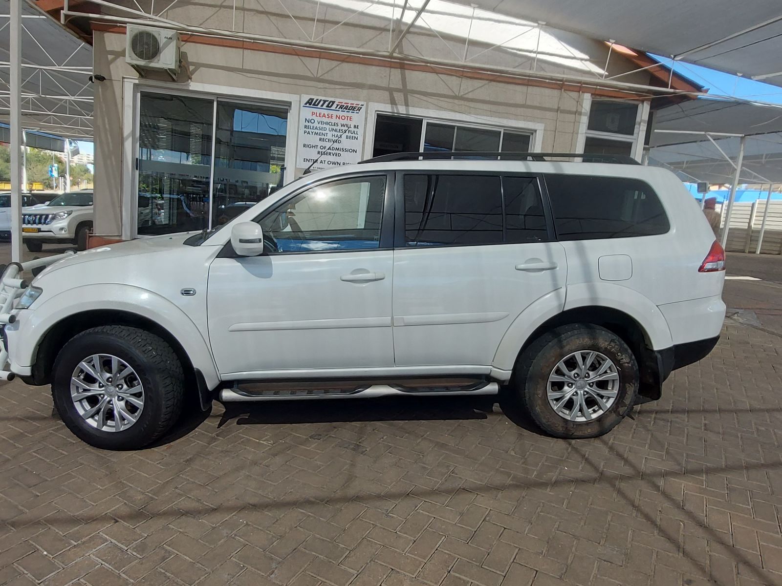 2014 Mitsubishi Pajero photo 4