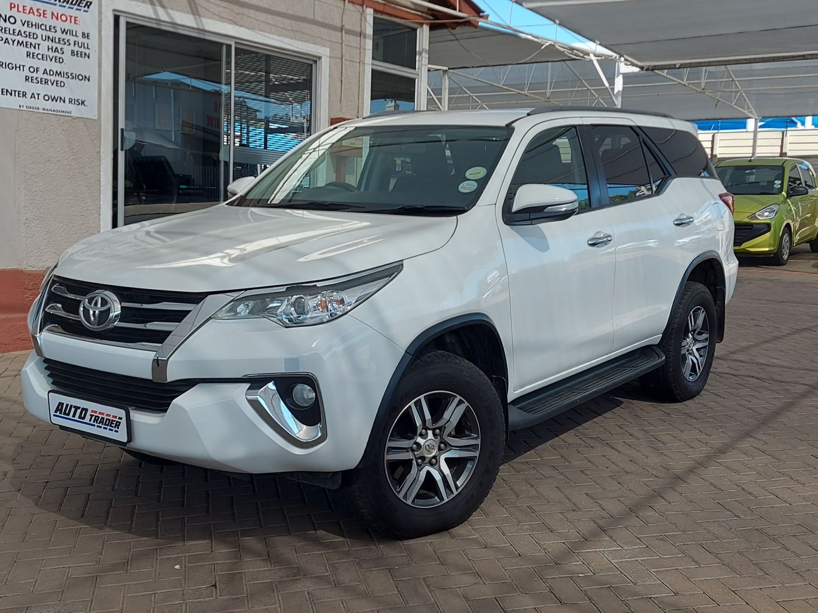 2016 Toyota Fortuner photo 1
