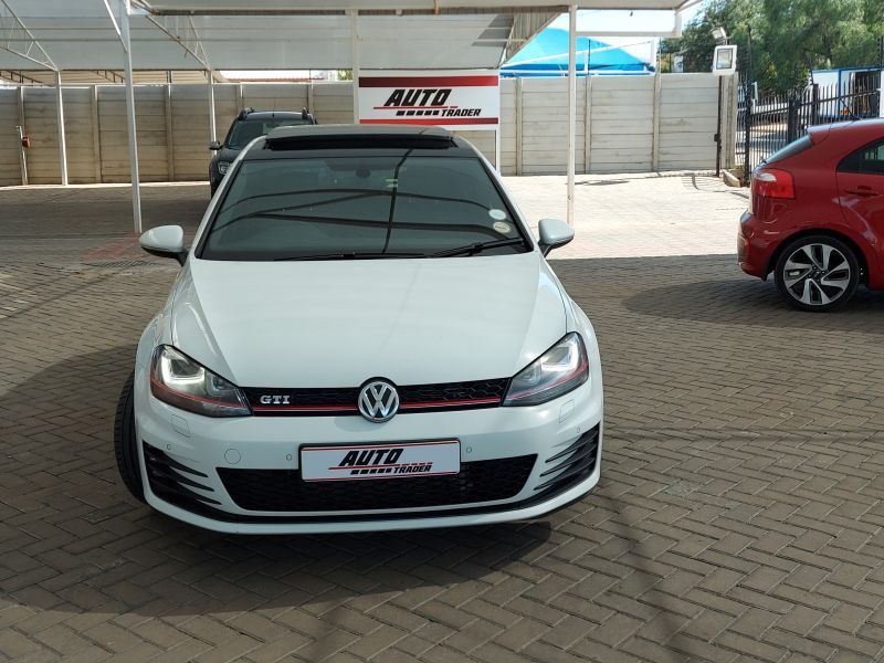 2017 Volkswagen Golf photo 2