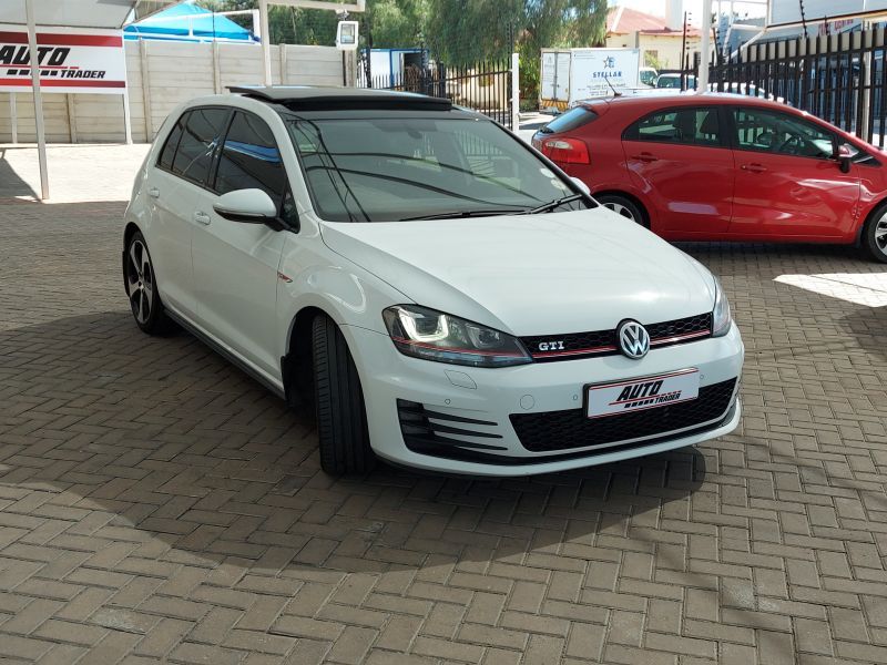 2017 Volkswagen Golf photo 3