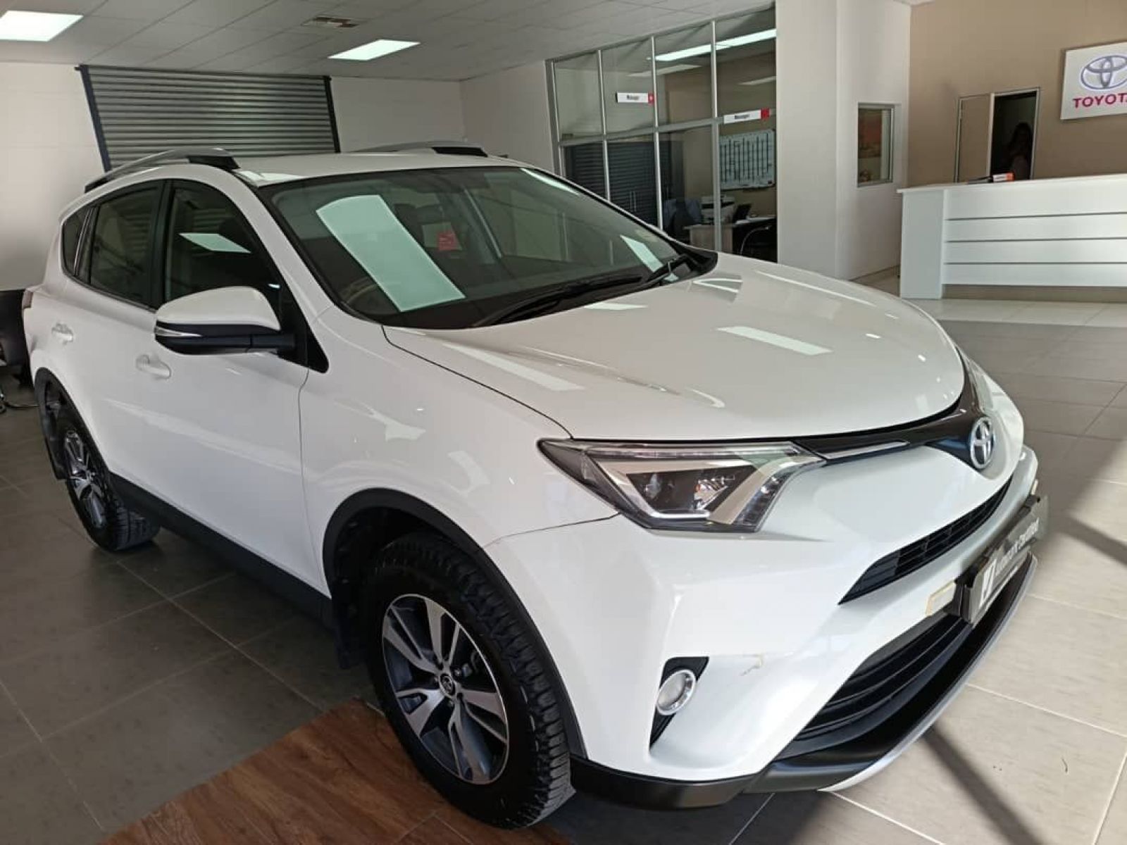 2017 Toyota Rav4 photo 1