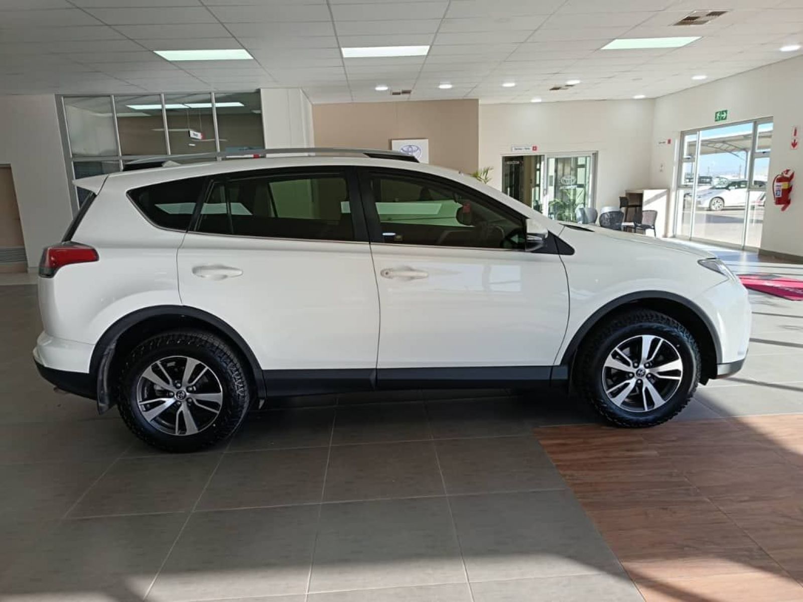 2017 Toyota Rav4 photo 2