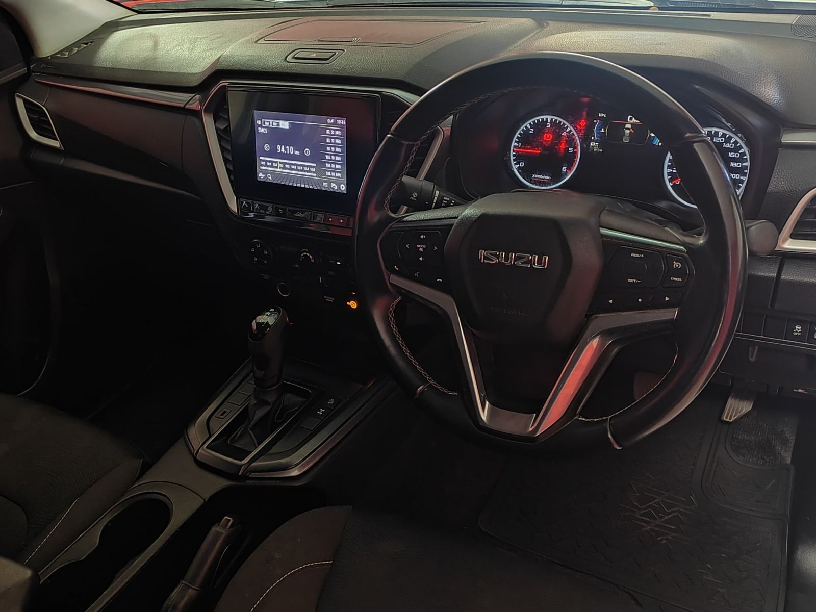 2023 Isuzu D-MAX photo 3