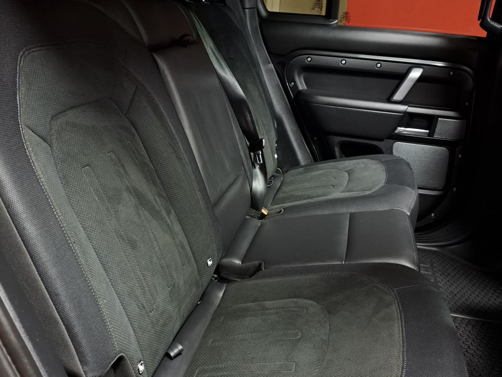 2022 Land Rover Defender photo 9